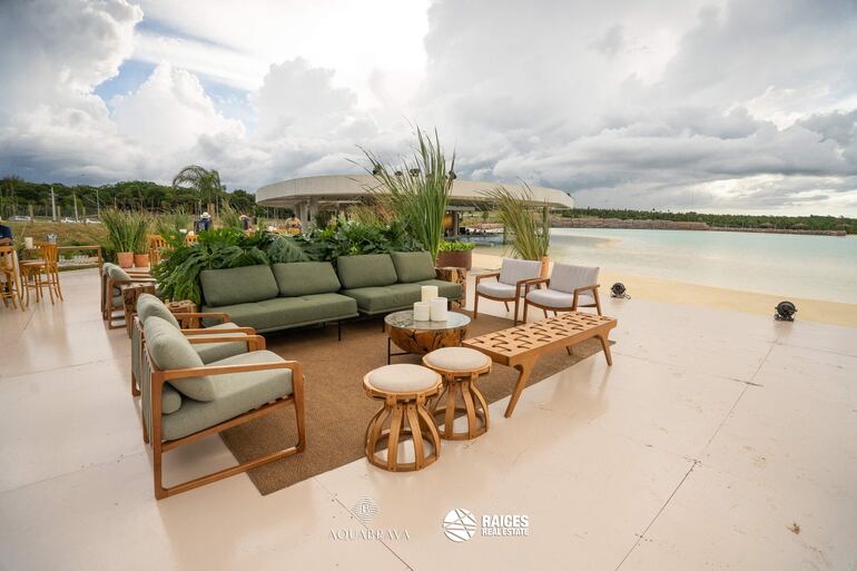 La laguna de Aquabrava combina olas artificiales, arena blanca y paisajismo nativo para recrear la esencia del mar en Altos.