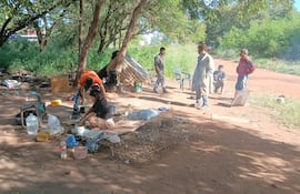 VDB Los nativos apostados al costado de la Ruta Py 02 exigen víveres y tierras para sus comunidades.
