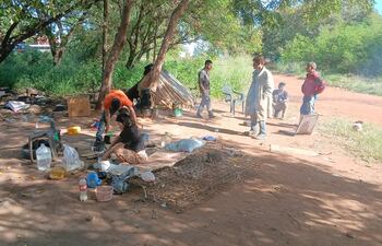 VDB Los nativos apostados al costado de la Ruta Py 02 exigen víveres y tierras para sus comunidades.