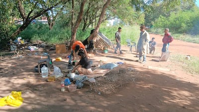 VDB Los nativos apostados al costado de la Ruta Py 02 exigen víveres y tierras para sus comunidades.