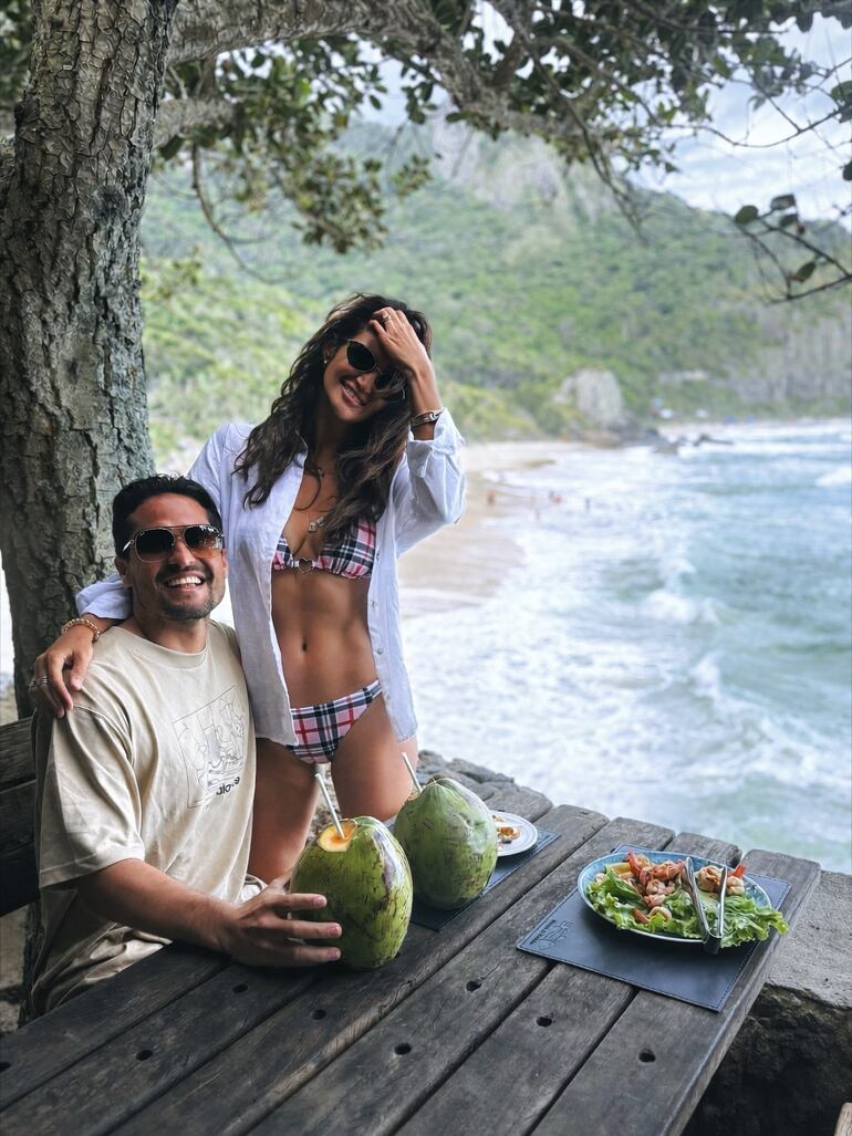 Leryn Franco y su esposo Rodrigo Zarza disfrutando en Prainha, Río de Janeiro. (Instagram/Leryn Franco)