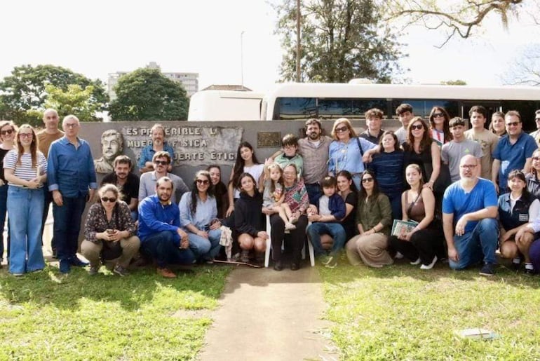Integrantes del Codehupy, SPP y la familia de Santiago Leguizamón Zaván, tras un acto en Pedro Juan Caballero.