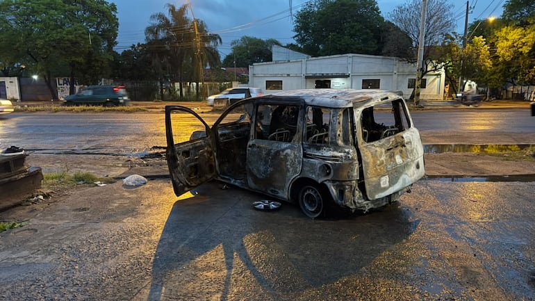 Así quedó el automóvil luego de que los bomberos sofocaran el fuego