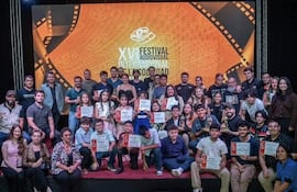 Grupo de personas con diplomas y premios en el XVII Festival Audiovisual, celebrando en un ambiente festivo.