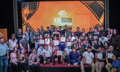 Grupo de personas con diplomas y premios en el XVII Festival Audiovisual, celebrando en un ambiente festivo.