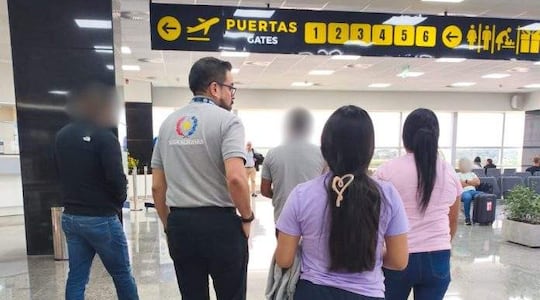Cinco extranjeros en el aeropuerto Silvio Pettirossi mientras esperan su vuelo de regreso a sus tierras de origen.