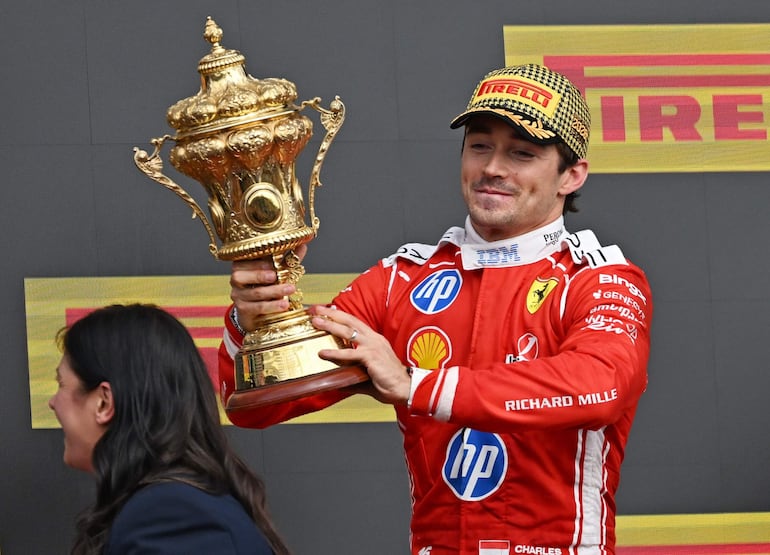 El piloto de la Scuderia Ferrari Charles Leclerc, de Mónaco, celebra en el podio tras el Gran Premio de Gran Bretaña de Fórmula 1 en el circuito de Silverstone. (EFE/EPA/PETER POWELL)
