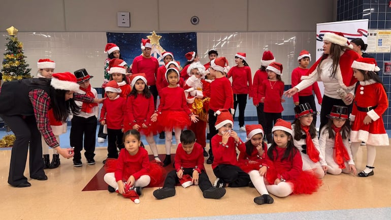 Niños de la escuela paraguaya celebraron la Navidad con Santa y al estilo paraguayo.