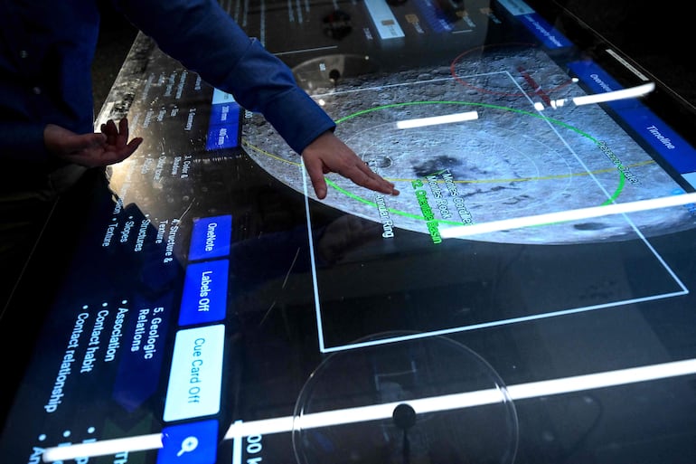 Un trabajador utiliza una pantalla táctil dentro de la Science Mission Operations Room (SMOR) del Johnson Space Center, en Houston, el 6 de abril de 2026.