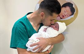 Óscar Romero con su princesita Aitana Nicolle en brazos.