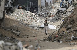 Un niño camina entre escombros en Yabalia, en el norte de la Franja de Gaza.