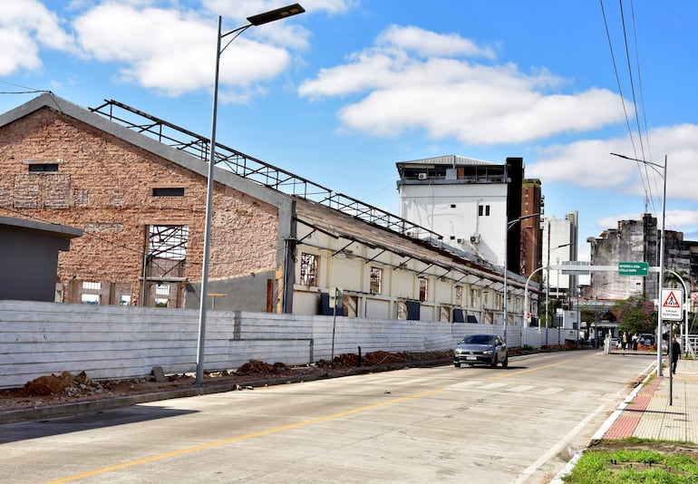 Fotos fachada de la Mejoras de Galpones en el puerto de Asunción.