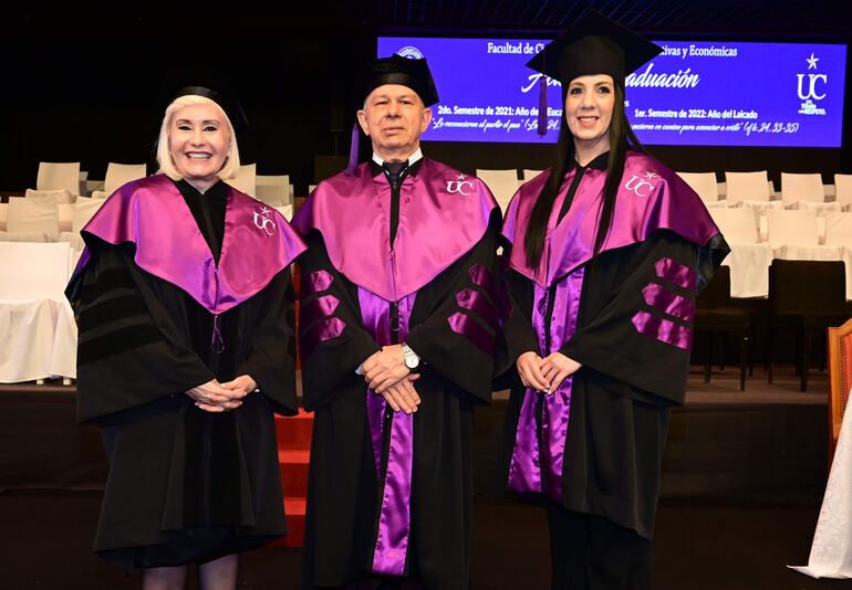 La Vicerrectora Administrativa de la UC, Prof. Dra. Teresa de Jesús Servín Abente, Dr. Ángel Devaca Pavón, Decano de la Facultad de Ciencias Contables, Administrativas y Económicas del Campus Asunción y la  Mag. Rossanna Benítez Ortíz, Vicerrectora Académica y de Investigación.