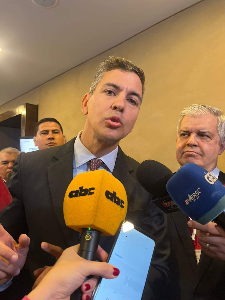 Repudian a Santiago Peña por hostigar a periodista