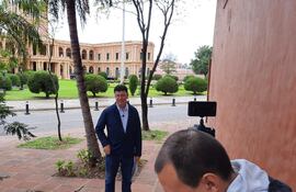 Efraín Alegre, al presentar el proyecto a Mario Abdo.