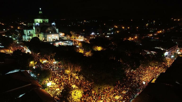 La serenata y el momento de los fuegos artificiales hicieron evidente que este año, la afluencia de gente fue mucho mayor.