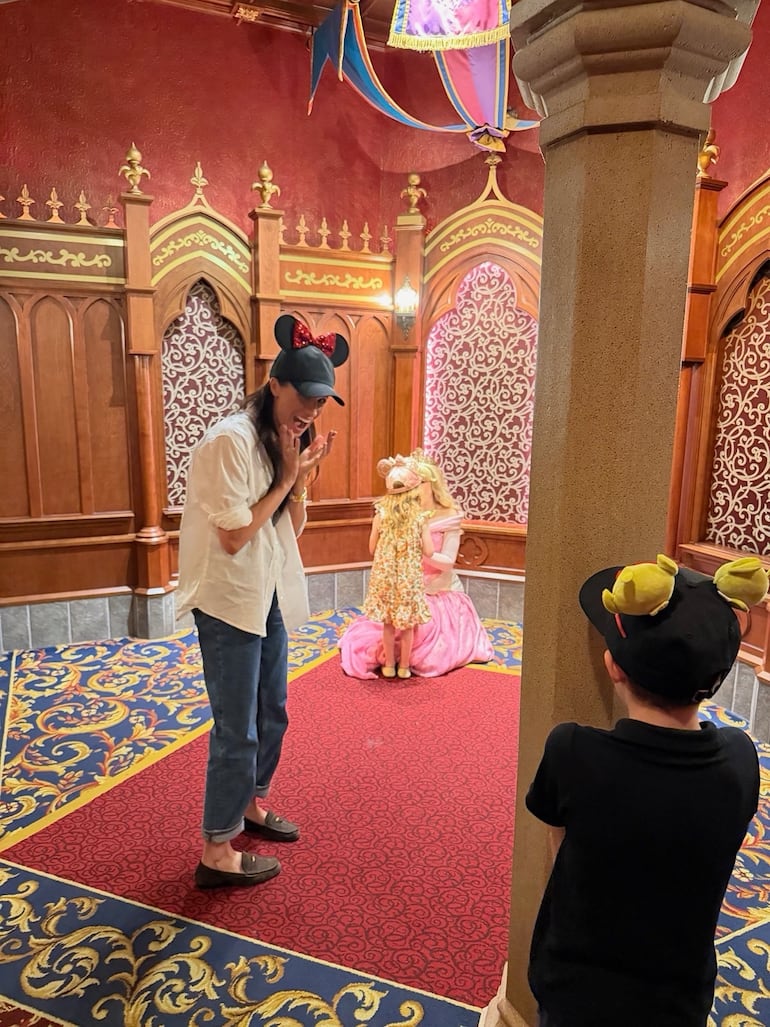 Meghan Markle con sus hijos Lilibet y Archie disfrutando momentos mágicos en Disney. (Instagram/Meghan Markle)