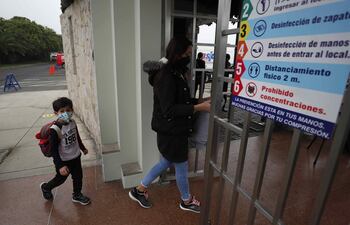 Un niño ingresa al colegio privado Cambridge, en Lima (Perú). (EFE, archivo)