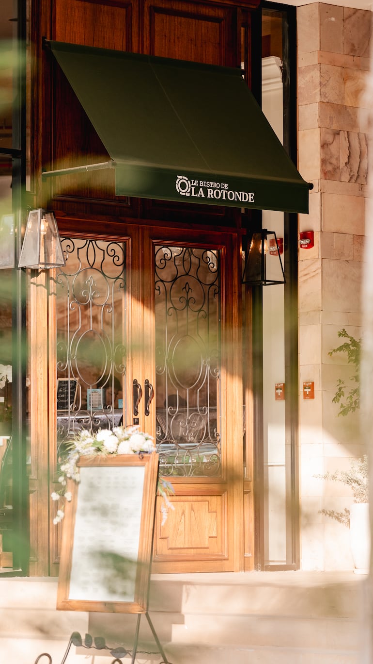 Le Bistro de la Rotonde se integra al barrio con un concepto de bistró francés contemporáneo.