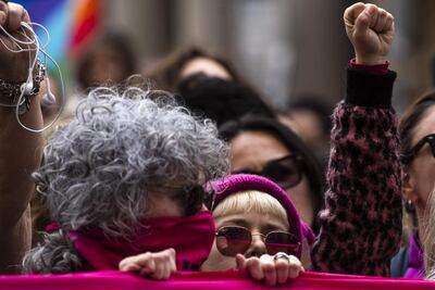 Manifestantes participan de una marcha por el Día Internacional de la Mujer este sábado en Roma, Italia.