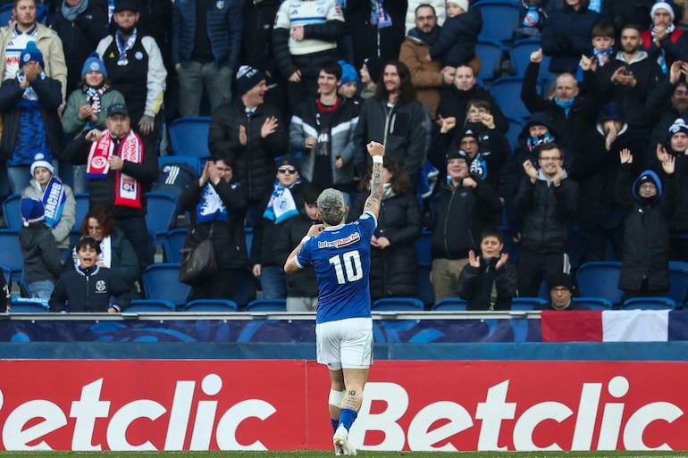 El delantero paraguayo del Estrasburgo, Julio Enciso, celebra tras anotar el primer gol de su equipo durante el partido de los treintaidosavos de final de la Copa de Francia entre el RC Estrasburgo y el Dunkerque, en el estadio Stade de la Meinau, en Estrasburgo, al este de Francia.