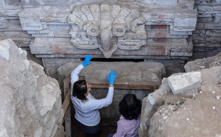 Fotografía cedida este viernes por la Secretaría de Cultura donde se observa a arqueólogos trabajando durante la localización de una tumba zapoteca en el estado de Oaxaca (México). 