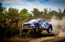 Fau Zaldívar y Marcelo der Ohannesian, a bordo del Škoda Fabia RS Rally2, del Raceseven, durante la primera etapa del rally italiano.