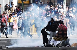 Manifestantes se enfrentan con integrantes de la Policía de Bolivia durante una jornada de protestas que exigen la renuncia del presidente, Rodrigo Paz, en La Paz (Bolivia). EFE/ Luis Gandarillas