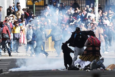 Manifestantes se enfrentan con integrantes de la Policía de Bolivia durante una jornada de protestas que exigen la renuncia del presidente, Rodrigo Paz, en La Paz (Bolivia). EFE/ Luis Gandarillas