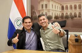 Juan Carlos Baruja, ministro de Urbanismo, y el presidente Santiago Peña. El Gobierno avanza en la implementación del programa Che Róga Porã.