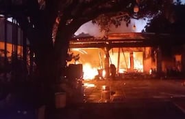 Incendio consume una vivienda en Ñemby.