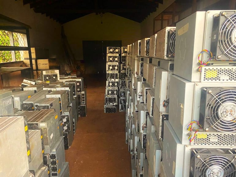 Un total de 834 máquinas procesadoras de criptomonedas fueron incautadas y que generó una pérdida de G.5000 millones a la Ande.