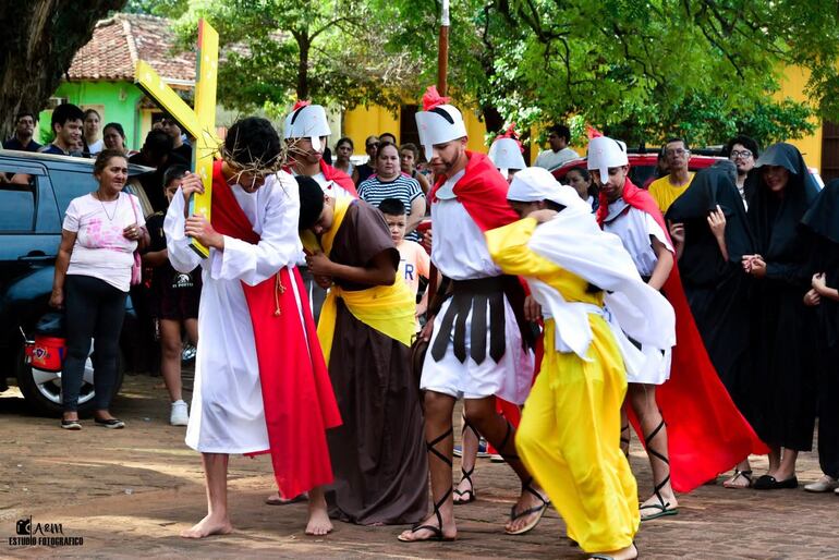 Vía crucis viviente en Santa María.