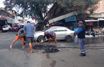 La Essap hoy rompió el asfalto en dos zonas de la calle Julia M. Cueto., según los frentistas en varias ocasiones que reparan las cañerías de agua potable.
