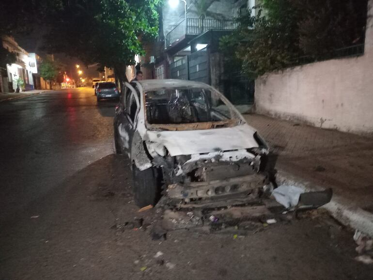 Automóvil incinerado por pirómanos esta madrugada en Ygatimí y Hernandarias del barrio Sajonia de Asunción.