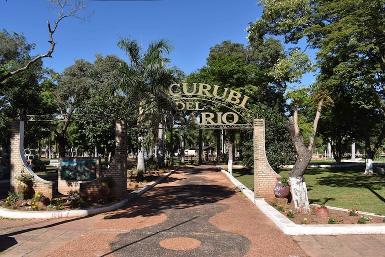 
Acceso a la plaza central de la ciudad Mariscal Francisco Solano López donde habrá el acto cultural y desfile de estudiantes 