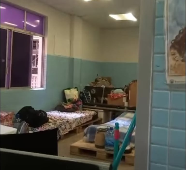 En los rincones del Hospital Central, los familiares de pacientes internados se las ingenian para sobrevivir.