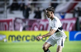 El mediocampista de Olimpia, Juan Fernando Alfaro durante el encuentro ante Barracas Central, por la cuarta ronda del Grupo G de la Copa Sudamericana. (Foto: @elClubOlimpia)