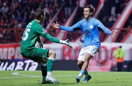 El portero Thiago Cardozo (i) y Ramiro Hernandes de Belgrano celebran este domingo, al ganar en la semifinal de la Liga Argentina ante Argentinos Juniors en el estadio Diego Armando Maradona, en Buenos Aires (Argentina).