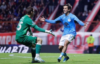 El portero Thiago Cardozo (i) y Ramiro Hernandes de Belgrano celebran este domingo, al ganar en la semifinal de la Liga Argentina ante Argentinos Juniors en el estadio Diego Armando Maradona, en Buenos Aires (Argentina).