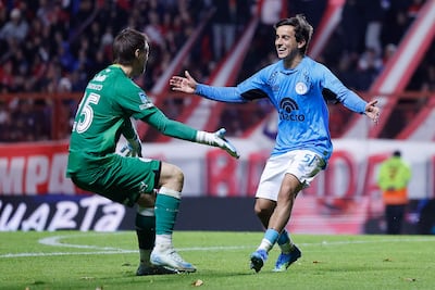 El portero Thiago Cardozo (i) y Ramiro Hernandes de Belgrano celebran este domingo, al ganar en la semifinal de la Liga Argentina ante Argentinos Juniors en el estadio Diego Armando Maradona, en Buenos Aires (Argentina).
