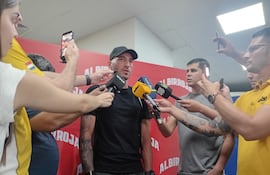 Gastón Olveira, portero de gran presente en Olimpia, abordado por los medios en el aeropuerto Silvio Pettirossi antes de emprender el vuelo rumbo a Grecia, donde se sumara a la selección paraguaya de fútbol.