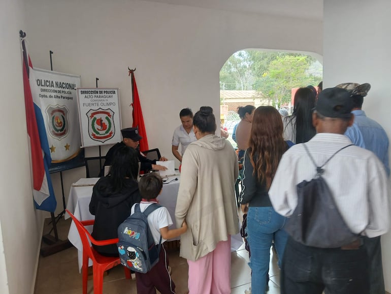 Servicio de funcionarios de identificaciones en Fuerte Olimpo