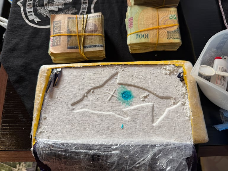 El pan de cocaína incautado por los intervinientes.