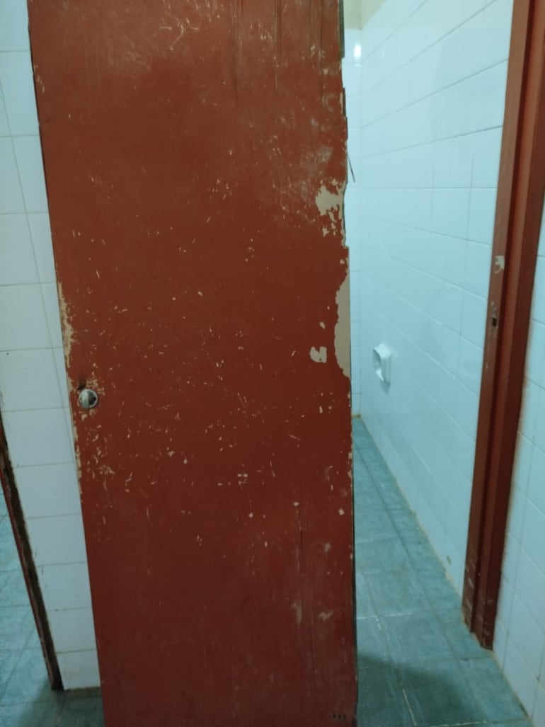 Las paredes del hospital se encuentran ajadas, evidenciando el deterioro de la infraestructura y el paso del tiempo sin mantenimiento adecuado.
