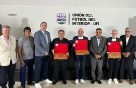 Distinción de la UFI a caracterizados periodistas:
Hugo Pereira, Benicio Martínez y Roberto "Tito" González.