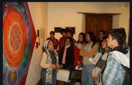 Laura Márquez durante una visita guiada a un grupo de jóvenes en su retrospectiva (2006)