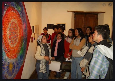 Laura Márquez durante una visita guiada a un grupo de jóvenes en su retrospectiva (2006)