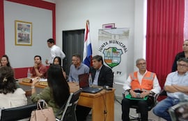 Vecinos del barrio Villa Aeropuerto se habían reunido con el viceministro de Obras Públicas, Hugo Arce, y los miembros de la Junta Municipal, pero la reunión terminó abruptamente el pasado 9 de marzo.