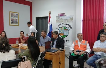 Vecinos del barrio Villa Aeropuerto se habían reunido con el viceministro de Obras Públicas, Hugo Arce, y los miembros de la Junta Municipal, pero la reunión terminó abruptamente el pasado 9 de marzo.